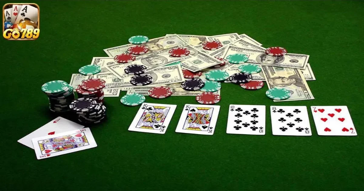 Cách chia bài poker cho bàn đánh